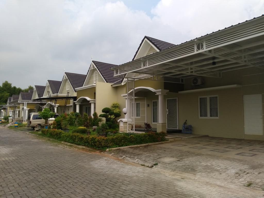 Jasmine Park Guest House Semarang Exterior photo