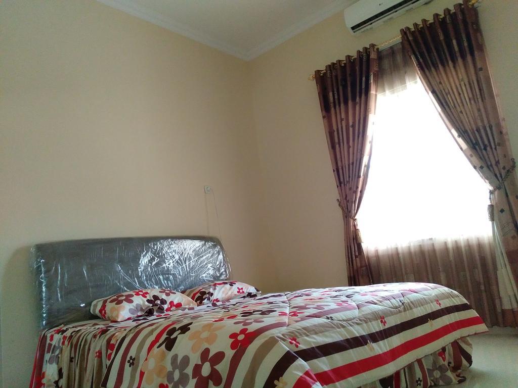 Jasmine Park Guest House Semarang Exterior photo