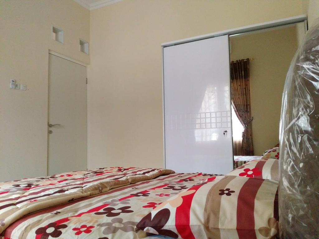 Jasmine Park Guest House Semarang Exterior photo