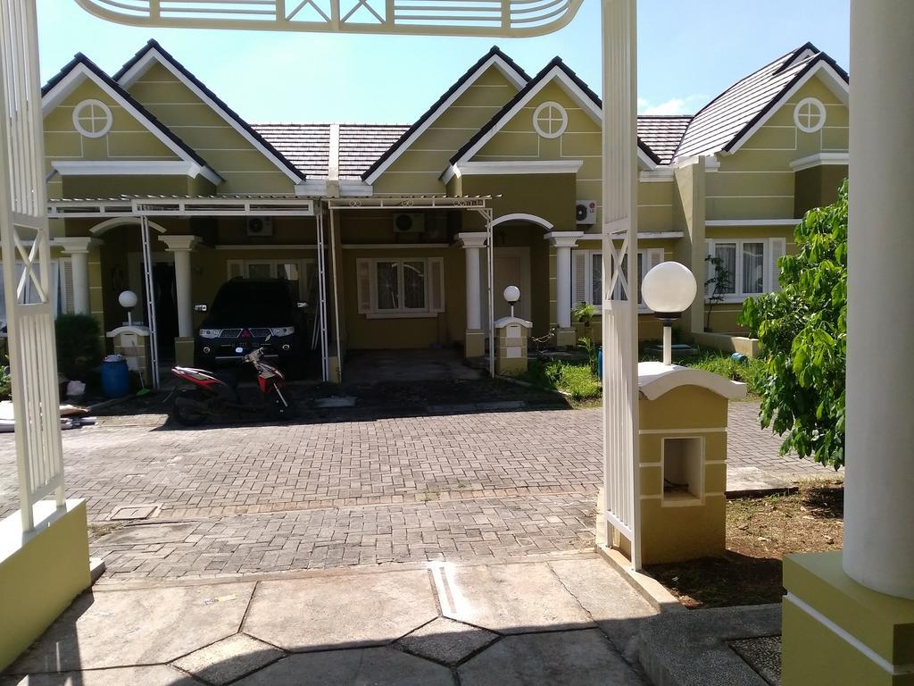 Jasmine Park Guest House Semarang Exterior photo