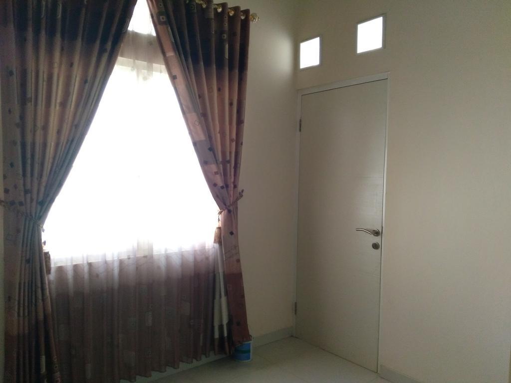 Jasmine Park Guest House Semarang Exterior photo