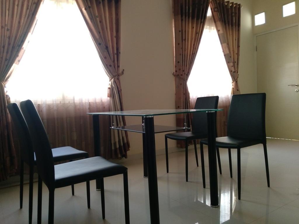 Jasmine Park Guest House Semarang Exterior photo